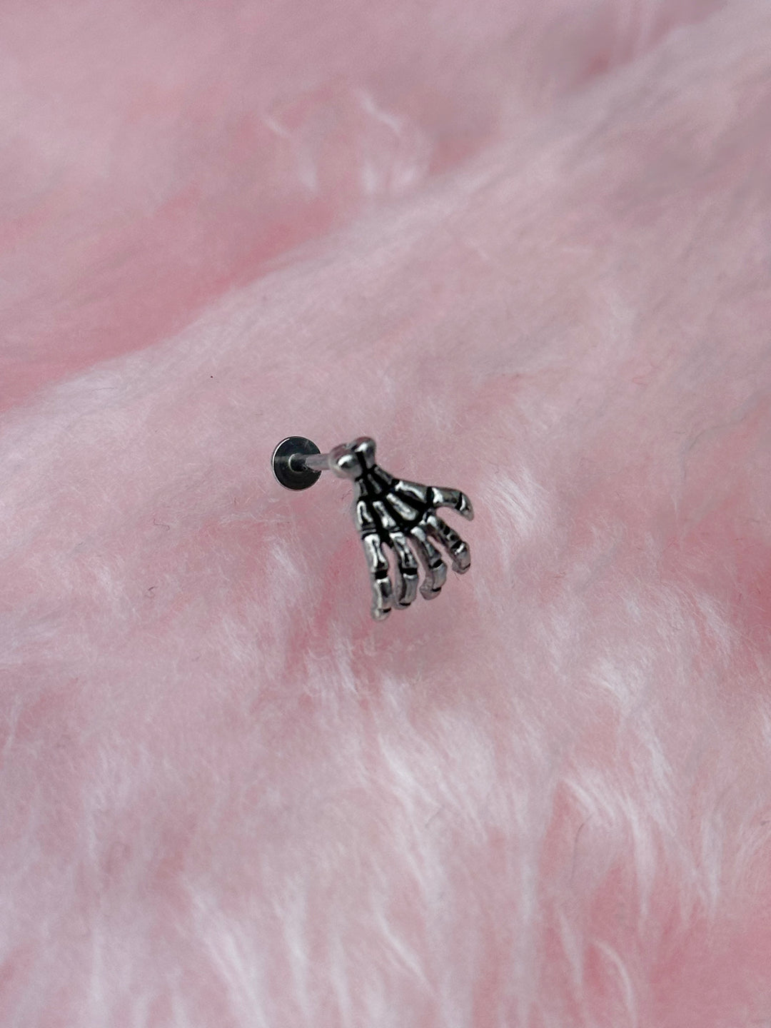 SKULL HAND FLAT BACK BARBELL