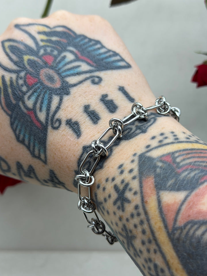 KNOTTED BRACELET