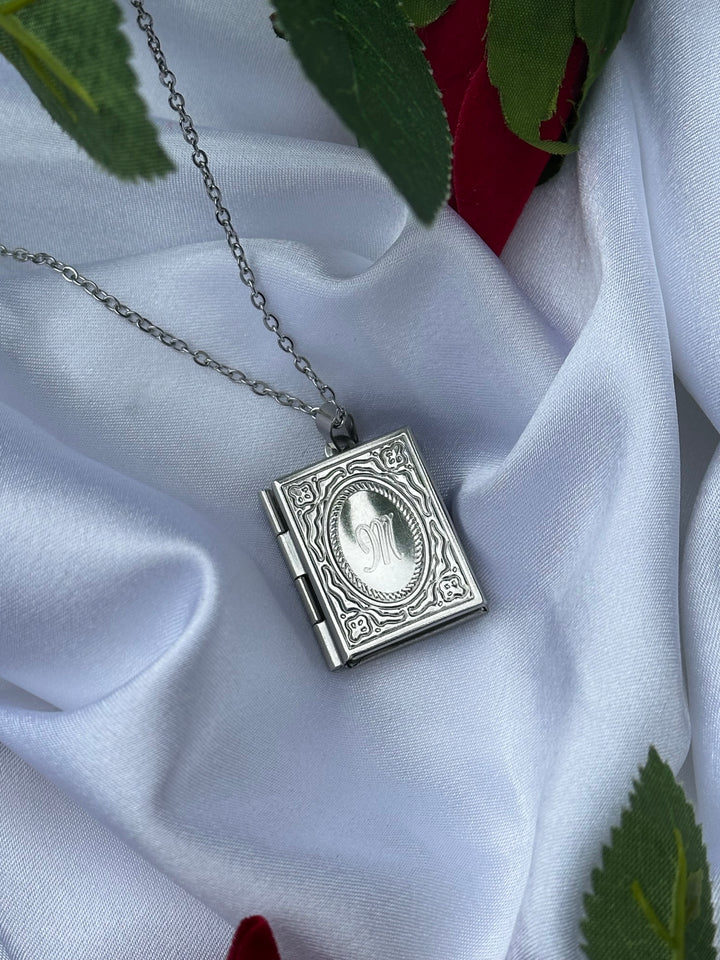 DETAILED LOCKET NECKLACE