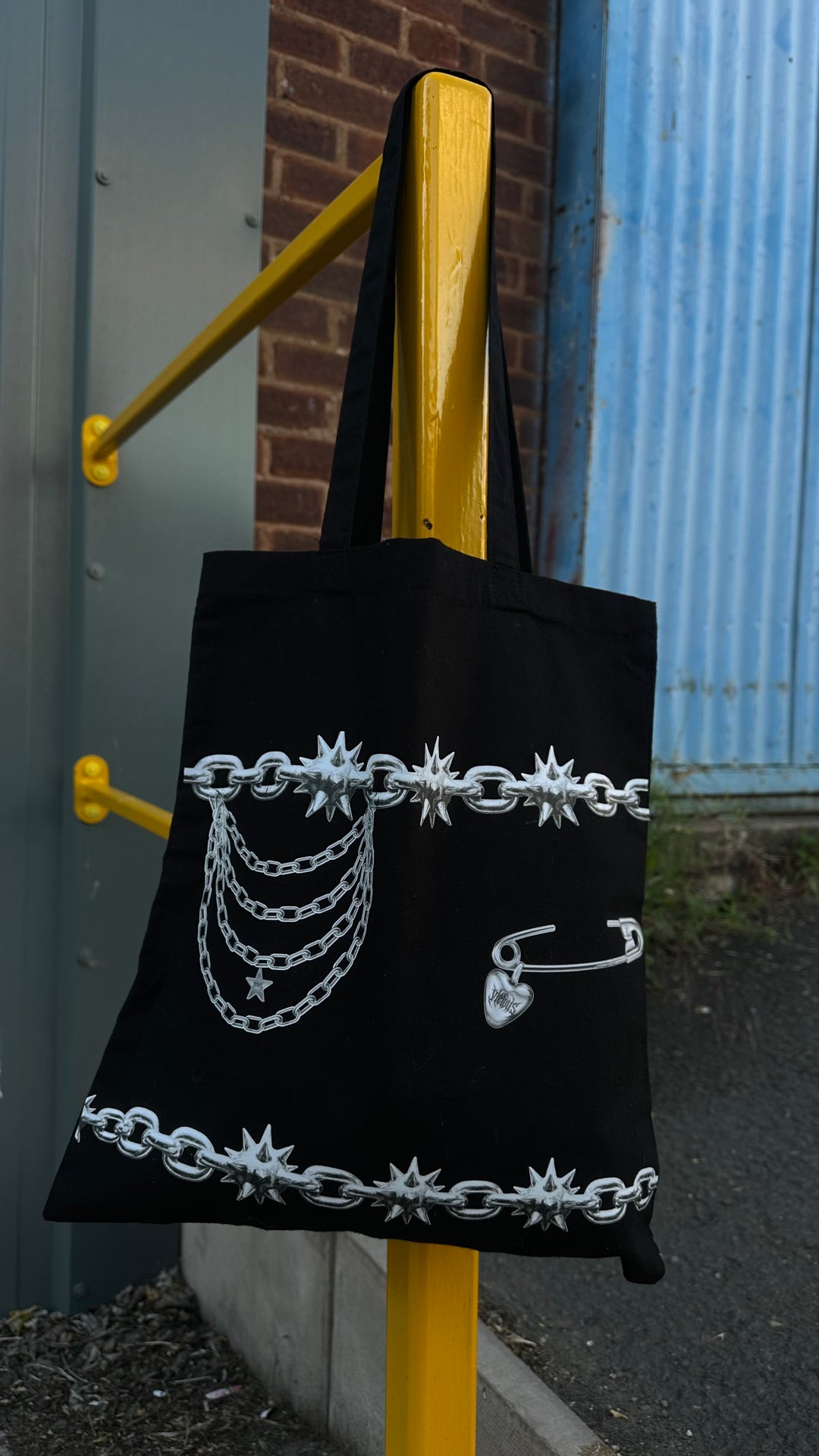 CHAIN ACCESSORY TOTE BAG