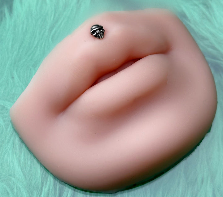 SINGLE SKULL FLAT BACK BAR