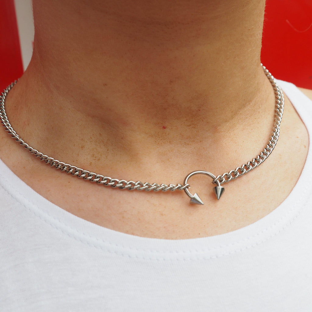 SPIKED HORSESHOE NECKLACE
